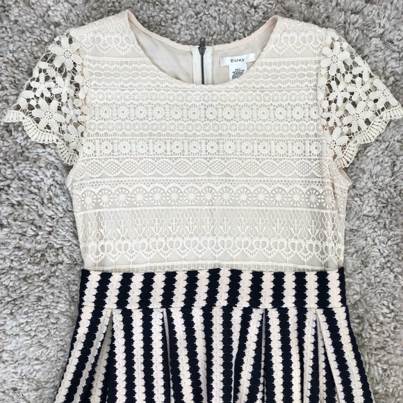 Lace and striped boutique dress - Picture 2 of 4